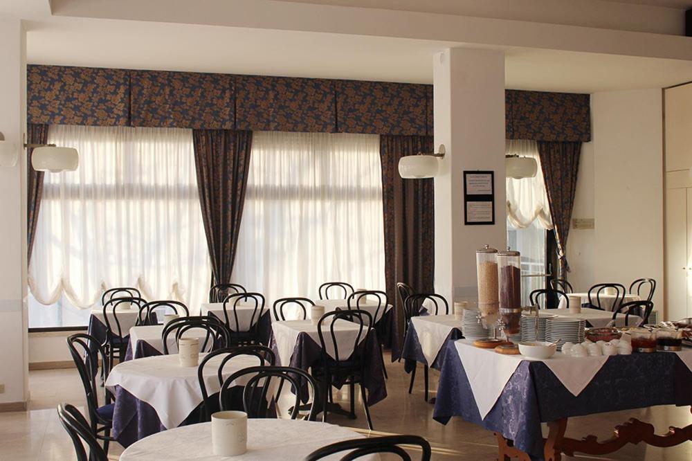 Hotel Grand Meeting Римини Экстерьер фото
