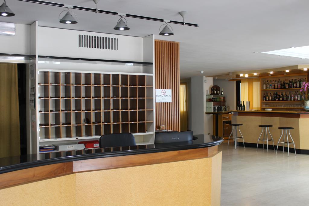 Hotel Grand Meeting Римини Экстерьер фото